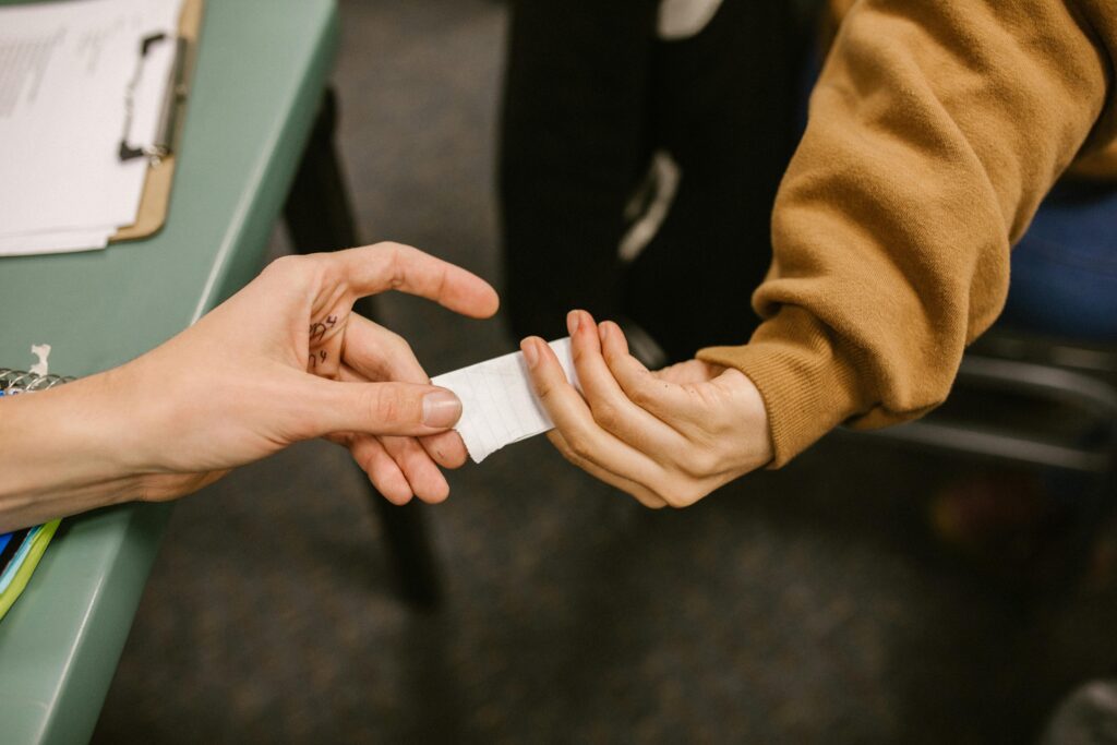 couple passing notes